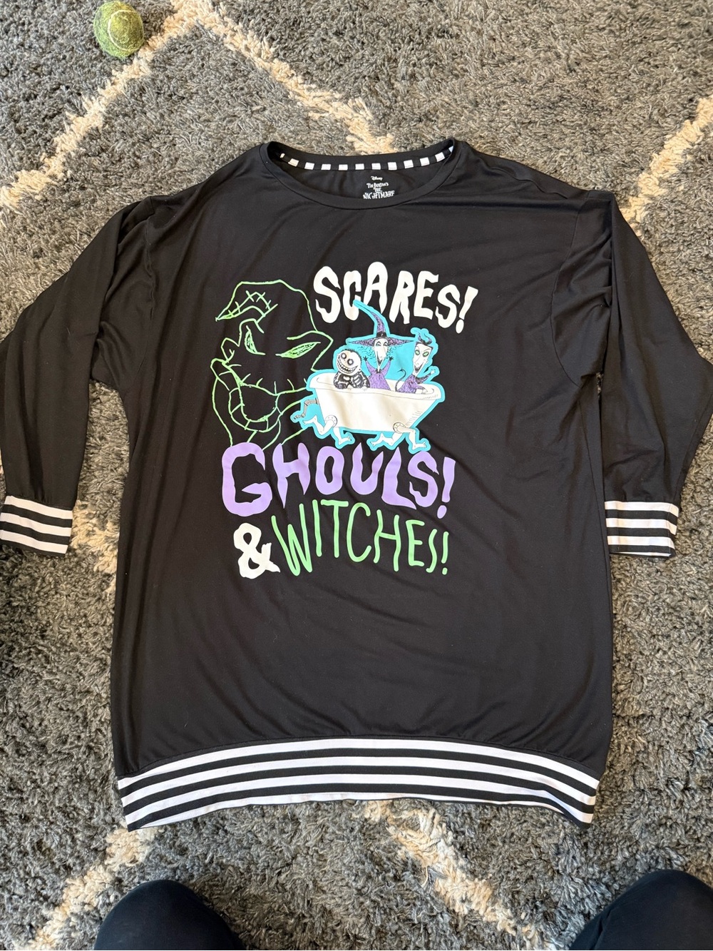 Disney top size large like new!‎